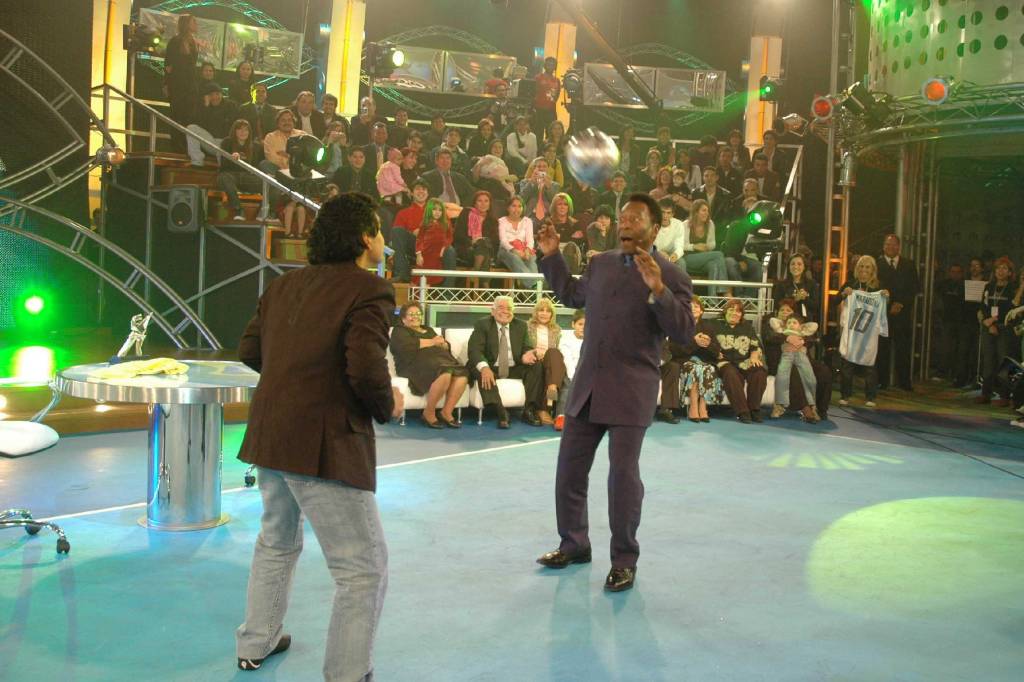 A noite em que Maradona bateu bola com Pelé na TV