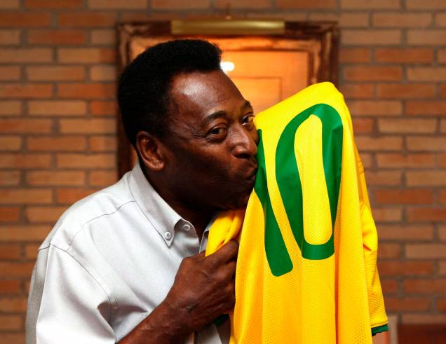Pelé com a camisa da seleção brasileira - Pelé com a camisa da seleção brasileira -