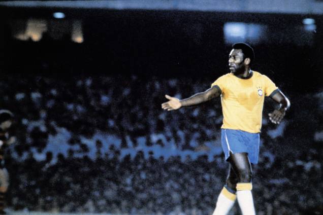 PelÈ, jogador do Brasil, com marca de suor em forma de coraÁ„o na camisa, durante um jogo. PelÈ, jogador do Brasil, com marca de suor em forma de coraÁ„o na camisa, durante um jogo.