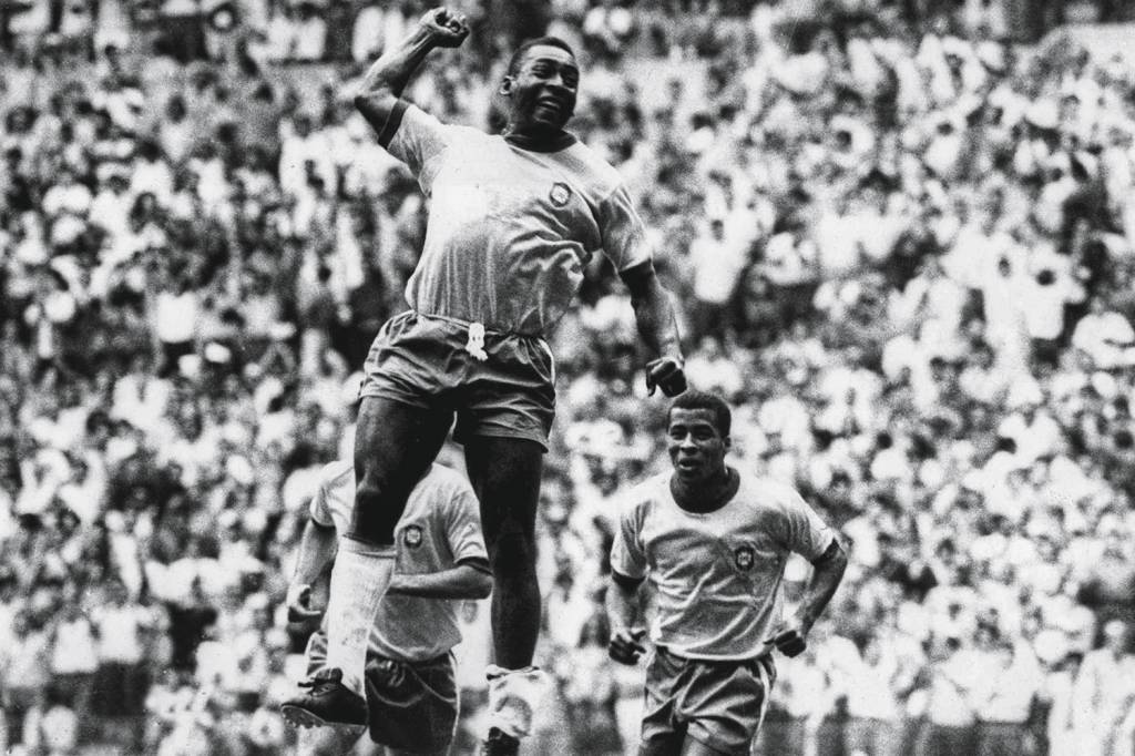 Pelé,-do-Brasil,-comemorando-gol-contra-a-Checoslováquia-com-um-soco-no-ar,-obse.jpg O SOCO NO AR - A mais conhecida celebração do gênio (na foto, em 1970): criada espontaneamente ainda na adolescência -