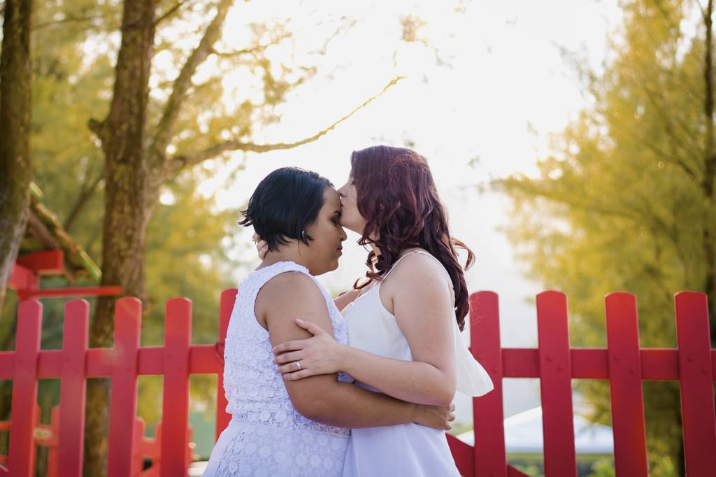 SMA_7861.jpg CASAMENTO APRESSADO - A festa sonhada por Larissa Teixeira e Isabelle Souza foi trocada por uma cerimônia rápida no cartório. “Nunca foi fácil ser homossexual no Brasil, mas os discursos preconceituosos nos aterrorizaram”, diz Isabelle. -