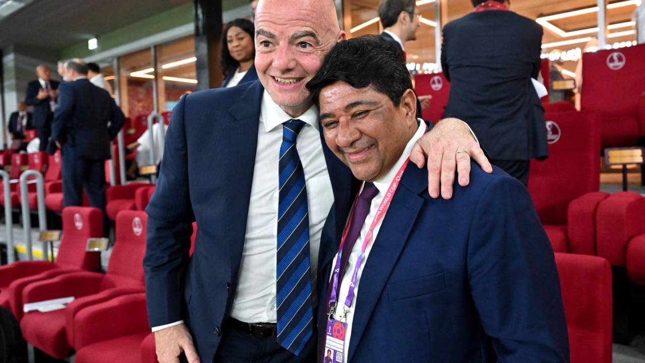 Presidente da Fifa, Gianni Infantino, posa ao lado do presidente da CBF, Ednaldo Rodrigues.