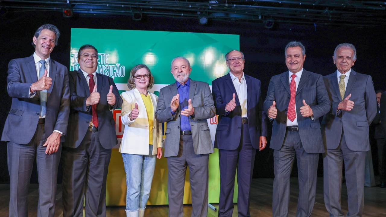 Lula anuncia cinco de seus futuros ministros.