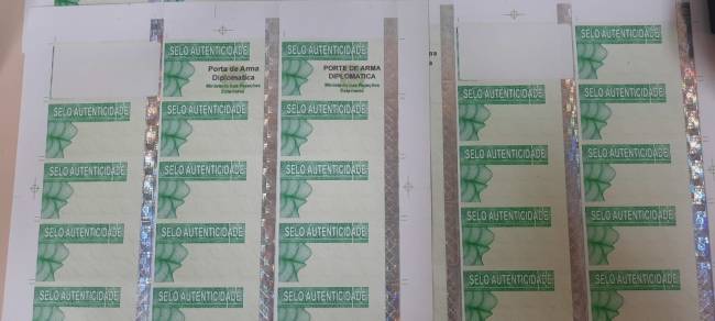 selos-falsificação-documentos-alemão-embaixada O cidadão alemão usava selos de autenticidade falsos em seu documento de porte de arma diplomático. -