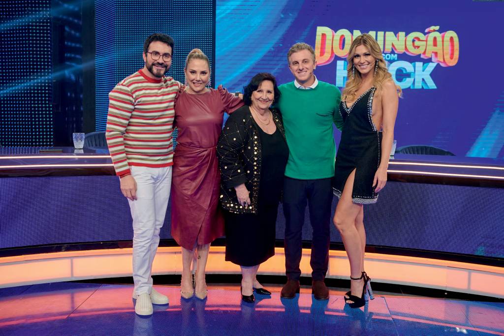 O que comprova Luciano Huck com sua trupe de assistentes de palco na Globo