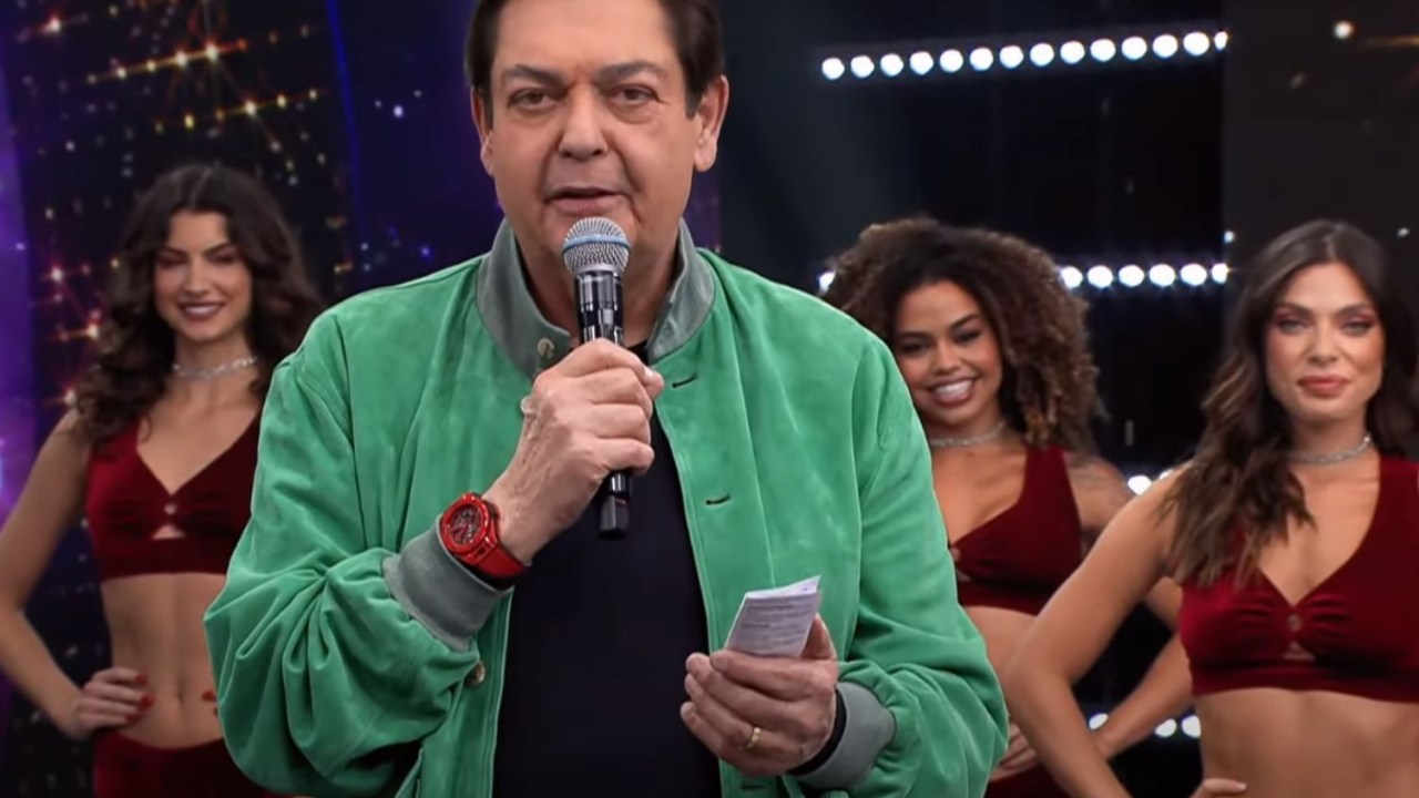 Fausto Silva em seu programa 'Faustão na Band' e algumas das bailarinas da atração