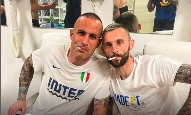 Marcelo Brozovic,, &agrave; direita, apareceu fumando um cigarro ao lado do goleiro Alex Cordaz ap&oacute;s o t&iacute;tulo da Inter de Mil&atilde;o na Copa It&aacute;lia deste ano -