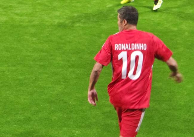 Júlio César Júlio César ganhou a camisa 10 que seria utilizada por Ronaldinho -