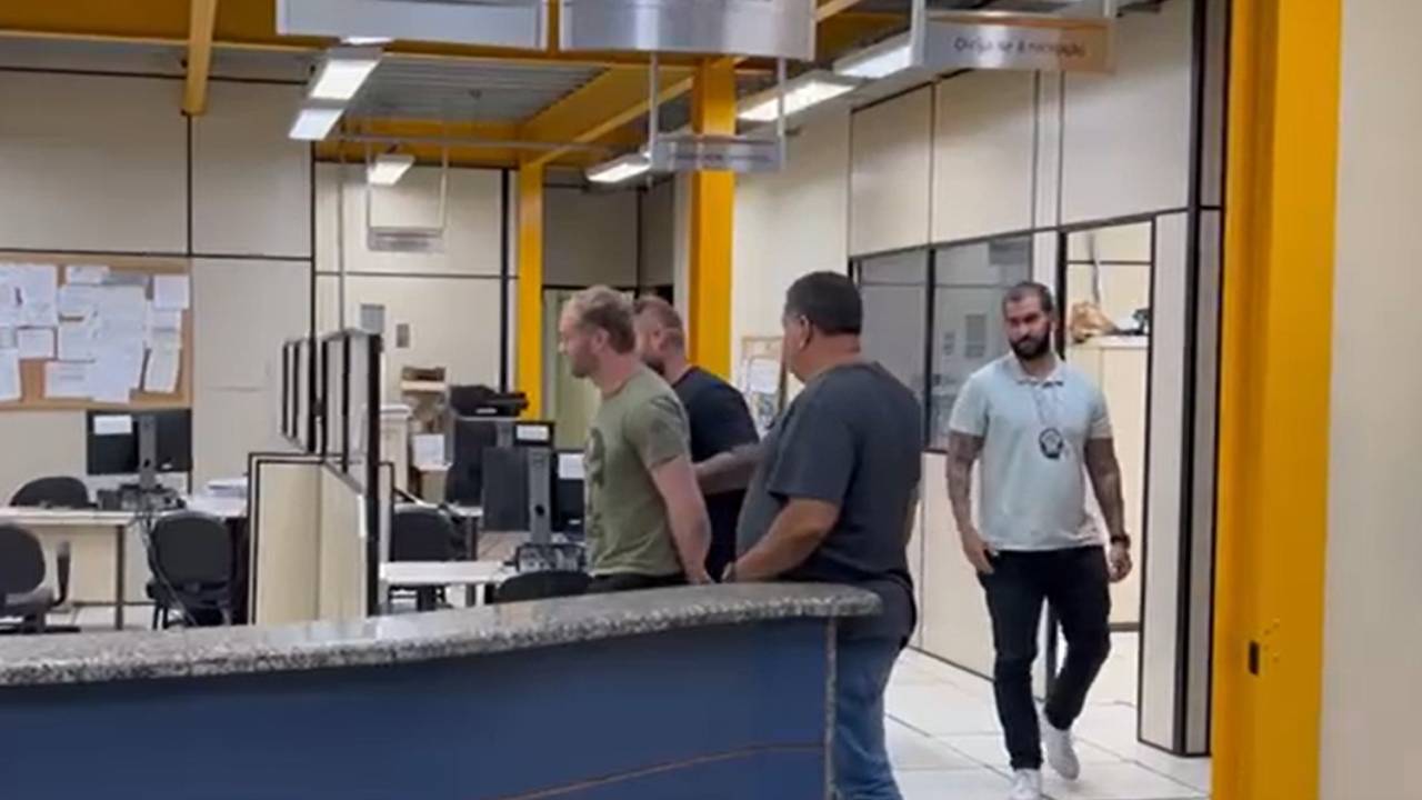 Cidadão alemão se passava por segurança da embaixada dos EUA e foi preso por usar documento falso. 15/12/2022 -