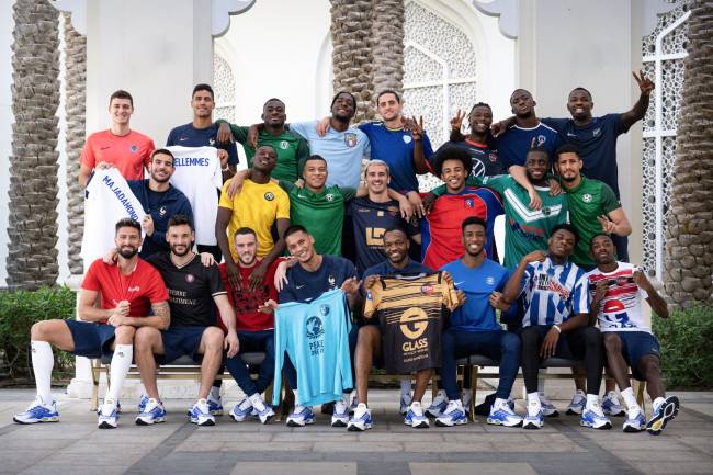 Jogadores da França posam com as camisas de seus primeiros clubes amadores