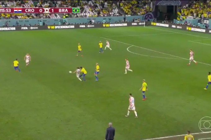 Por que o Brasil tinha 7 jogadores no ataque no gol da Croácia?