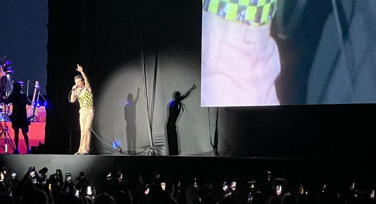 Sob forte chuva, Harry Styles faz show em SP e toca Adoniran Barbosa