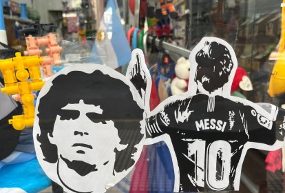 Adesivos de Maradona e Messi em loja de Buenos Aires: devoção