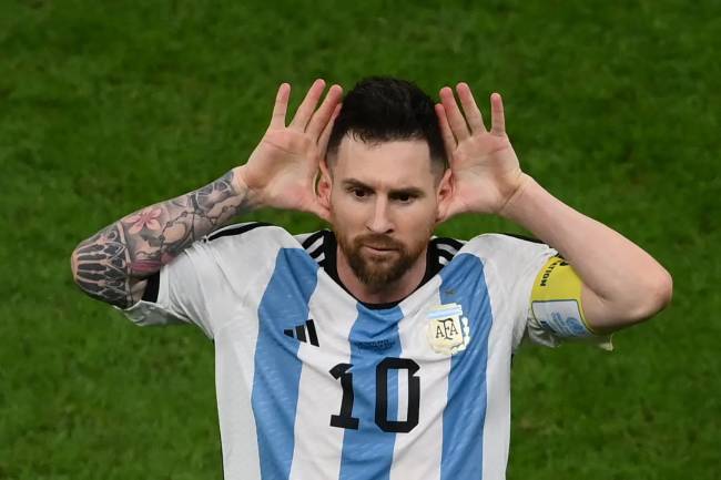Messi e a comemoração do “Topo Gigio” de Riquelme, na cara de Van Gaal Messi e a comemoração do