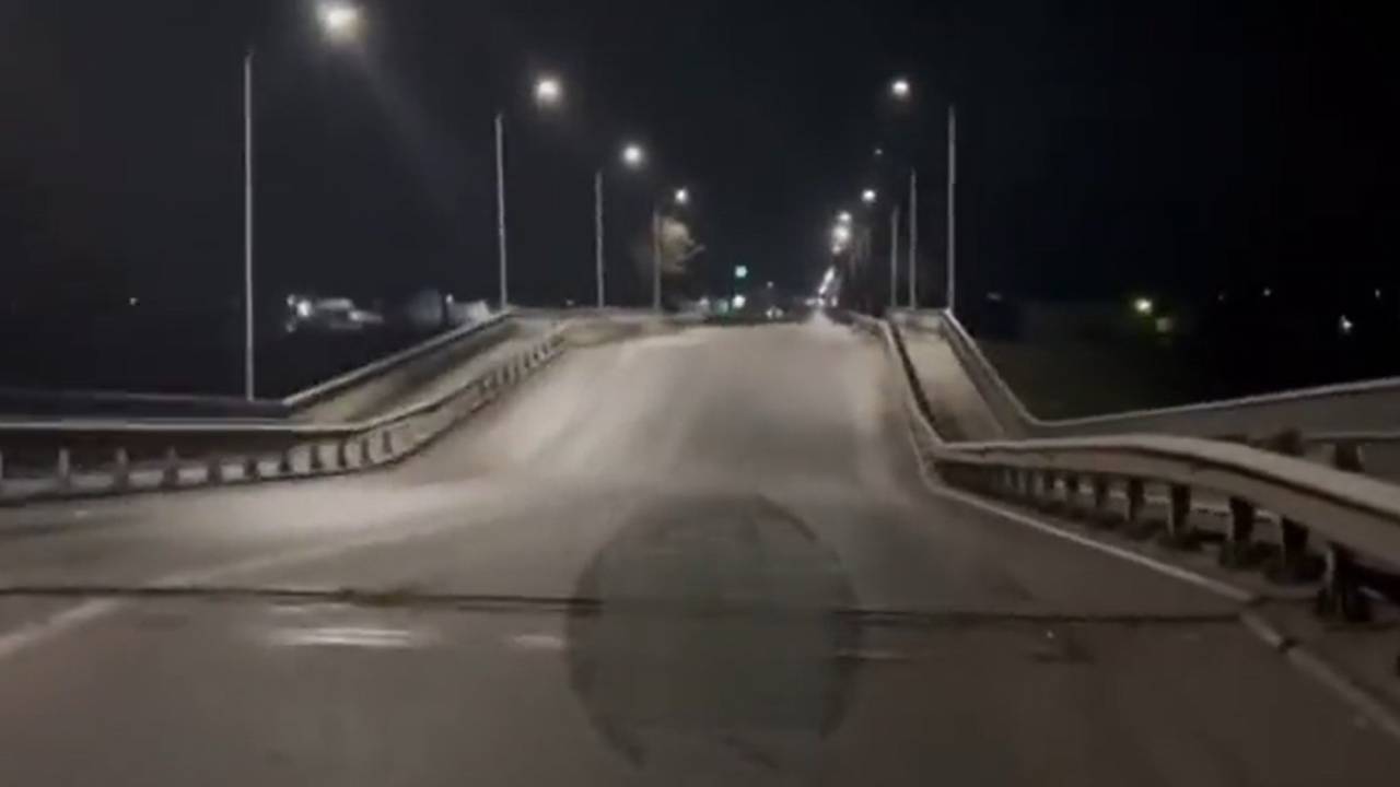 Pilares de ponte em Melitopol foram danificados com o ataque ucraniano, causando desabamento parcial e impedindo tráfego de veículos do exército russo. 13/12/2022 -
