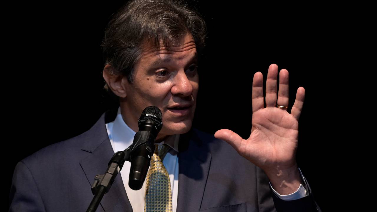 Brazilian new Finance Minister Fernando Haddad delivers a speech during his swearing-in ceremony at the Centro Cultural Banco do Brasil in Brasilia, on January 2, 2023. (Photo by DOUGLAS MAGNO / AFP)