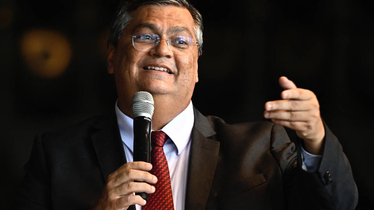 Brazilian new Justice Minister Flavio Dino delivers a speech during his swearing-in ceremony at the Justice Palace in Brasilia, on January 2, 2023. (Photo by MAURO PIMENTEL / AFP)