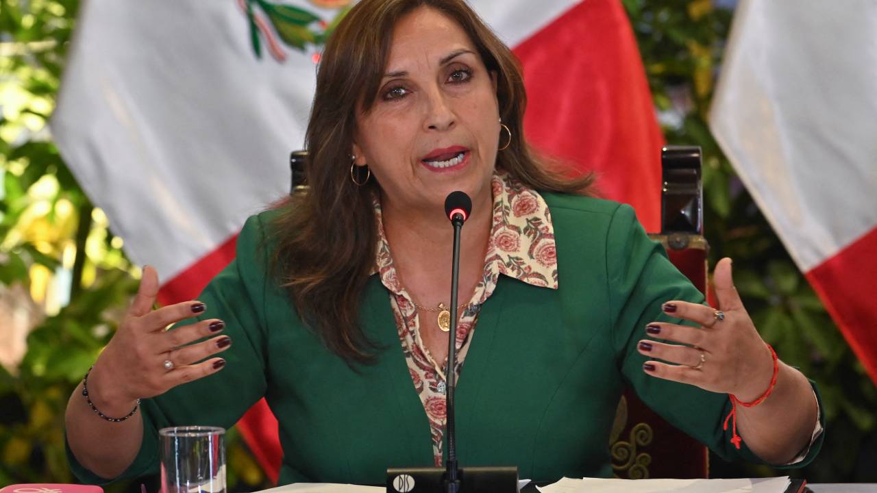 Peru's President Dina Boluarte speaks during a press conference after the culmination of a ministerial staff meeting at the Government Palace in Lima on January 5, 2023, a month after swearing-in as the new President. - The protests in Peru against President Dina Boluarte, successor to the ousted Pedro Castillo, continue this Thursday with mobilizations and roadblocks in some regions of the country. (Photo by Cris BOURONCLE / AFP)