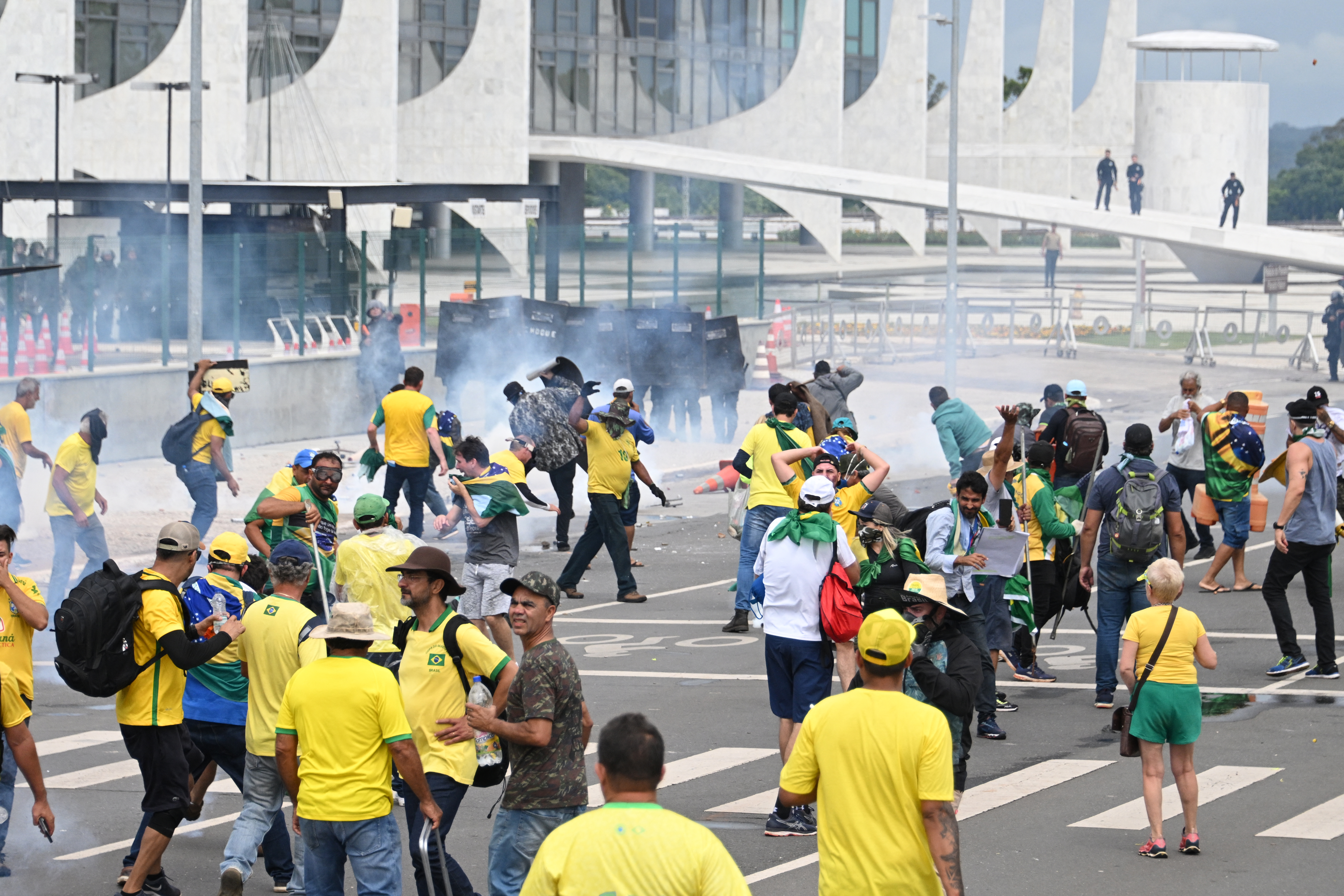 Aliados de Lula discutem pedir intervenção federal no DF