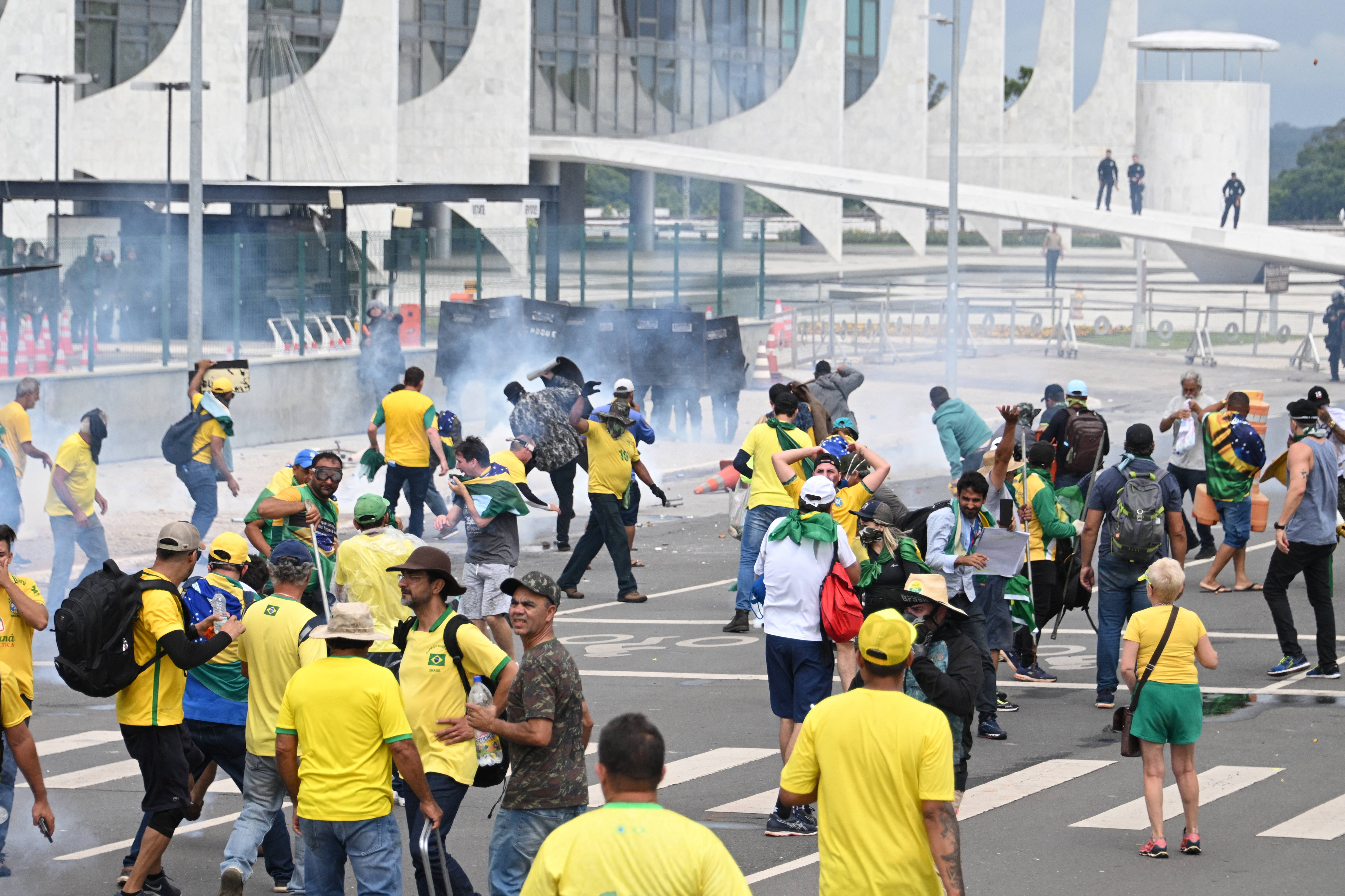 Aliados de Lula discutem pedir intervenção federal no DF