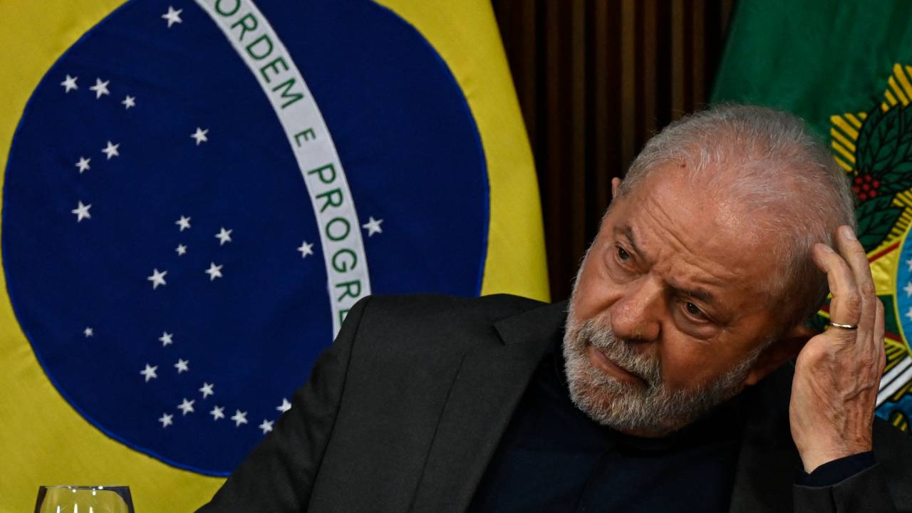 Brazil's President Luiz Inacio Lula da Silva gestures during a meeting with Governors at Planalto Palace in Brasilia, on January 9, 2023, a day after supporters of Brazil's far-right ex-president Jair Bolsonaro invaded the Congress, presidential palace, and Supreme Court. - Brazilian security forces locked down the area around Congress, the presidential palace and the Supreme Court Monday, a day after supporters of ex-president Jair Bolsonaro stormed the seat of power in riots that triggered an international outcry. Hardline Bolsonaro supporters have been protesting outside army bases calling for a military intervention to stop Lula from taking power since his election win. (Photo by MAURO PIMENTEL / AFP)
