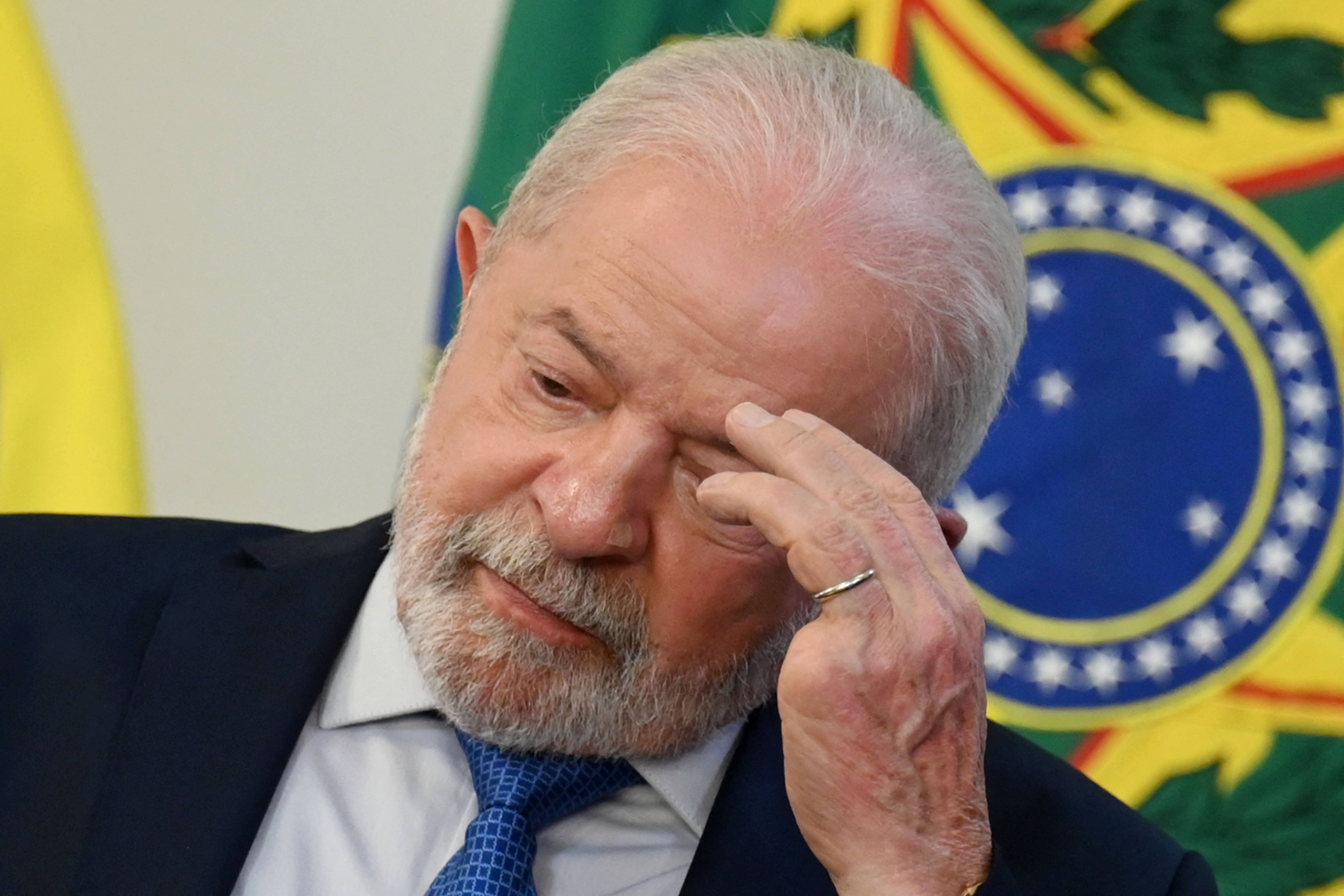 Brazil's President Luiz Inacio Lula da Silva gestures during a meeting with parliamentarians at Planalto Palace in Brasilia on January 11, 2023. - Parliamentarians brought Lula da Silva a document approving the decree of federal intervention issued by the federal government after Sunday's confrontations in Brasilia, when a far-right mob of supporters of former president Jair Bolsonaro stormed the federal powers buildings unleashing chaos on the capital. (Photo by EVARISTO SA / AFP)