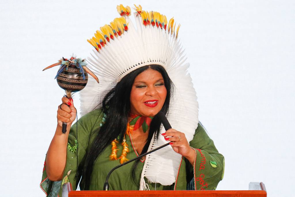 BRAZIL-POLITICS-INDIGENOUS-MINISTER-GUAJAJARA Brazilian new Minister of Indigenous People, Sonia Guajajara, delivers a speech during her swearing-in ceremony at the Planalto Palace in Brasilia, on January 11, 2023. (Photo by Sergio Lima / AFP)