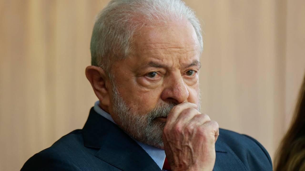 Brazilian President Luiz Inacio Lula da Silva attends a breakfast with accredited journalists at the Planalto Palace in Brasilia on January 12, 2023. (Photo by Sergio Lima / AFP)