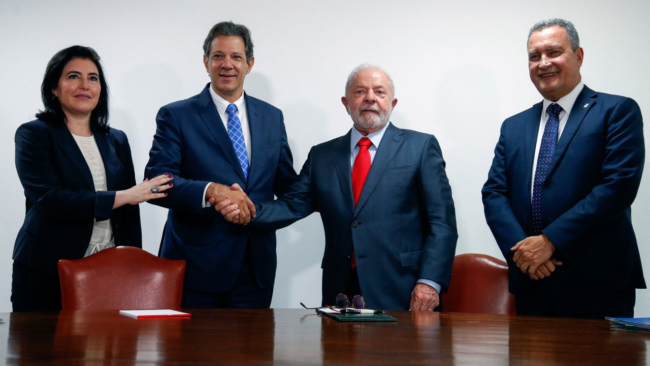 (L to R) Planning Minister Simone Tebet , Finance Minister Fernando Haddad, Brazil's President Lula da Silva, and Chief of Staff Rui Costa pose for a picture during the signing of new economic measures at the Planalto Palace in Brasilia on January 12, 2023. (Photo by Sergio Lima / AFP)