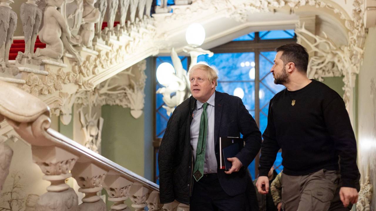 This handout picture taken and released by Ukrainian Presidential press service on January 22, 2023, shows former British Prime Minister Boris Johnson (L) and Ukrainian President Volodymyr Zelensky (R) prior to their talks in Kyiv, amid Russian invasion of Ukraine. (Photo by Ukrainian Presidential Press Service / AFP) / RESTRICTED TO EDITORIAL USE - MANDATORY CREDIT "AFP PHOTO / UKRAINIAN PRESIDENTIAL PRESS SERVICE " - NO MARKETING - NO ADVERTISING CAMPAIGNS - DISTRIBUTED AS A SERVICE TO CLIENTS