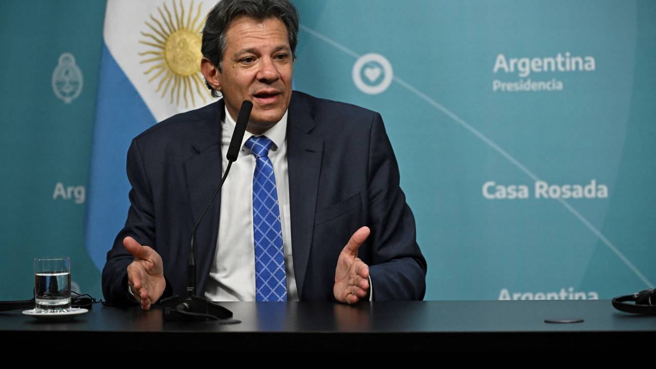 Brazil's Finance Minister Fernando Haddad speaks during a joint press conference with Argentina's Economy Minister Sergio Massa (out of frame) at the Casa Rosada presidential house, in Buenos Aires on January 23, 2023. - Brazil's President Luiz Inacio Lula da Silva began his first international tour last Sunday with a visit to Argentina and Uruguay with the aim of restoring regional leadership to Brazil after the management of the far-right Jair Bolsonaro. (Photo by Luis ROBAYO / AFP)