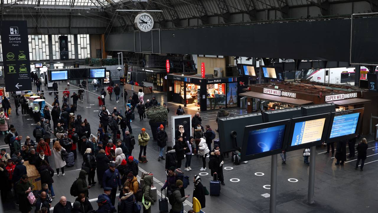 Passengers wait in the main hall during a total traffic shutdown at the Gare de l'Est train station in Paris on January 24, 2023. - The Gare de l'Est train station in Paris suffered a total traffic shutdown on January 24 after a signalling malfunction that officials said was caused by vandalism. A fire broke out at a signals point during the morning rush shortly before 8:30 am (0730 GMT) in what was first thought to be an accident, but then turned out to be arson, they said. (Photo by Thomas SAMSON / AFP)