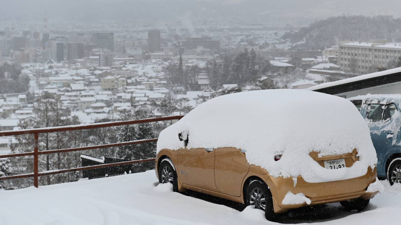 Carro coberto por neve em Nagano, Japão. 25/01/2023