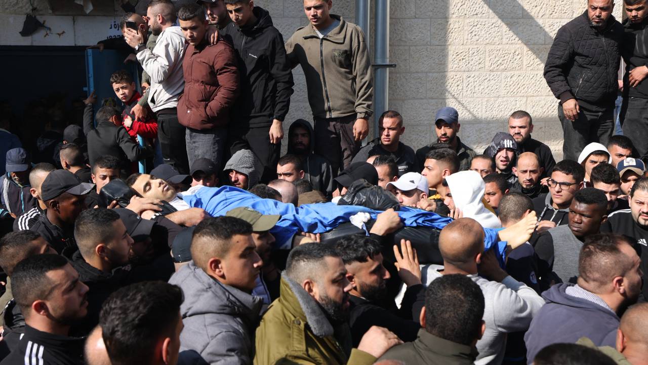 EDITORS NOTE: Graphic content / Palestinians carry the body of one of the 9 reported victims killed during an Israeli raid on the West Bank's Jenin refugee camp, as they begin his funeral procession in the city of the same name, on January 26, 2023. - An Israeli raid on Jenin refugee camp today killed 9 Palestinians including an elderly woman, Palestinian officials said, also accusing the army of using tear gas inside a hospital.Israel's army declined to comment when asked by AFP about the health minister's tear gas allegation. (Photo by jaafar ashtiyeh / AFP)