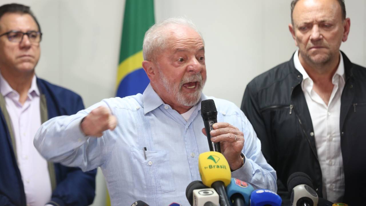 ARARAQUARA, SP, 08.01.2023 - O presidente Luiz Inácio Lula da Silva durante leitura do decreto de intervenção de segurança no Distrito Federal, no gabinete da prefeitura de Araraquara, interior de São Paulo. Manifestantes invadiram os três poderes da República, Palácio do Planalto, STF e o Congresso Nacional. (Foto: Joel Silva/Folhapress)