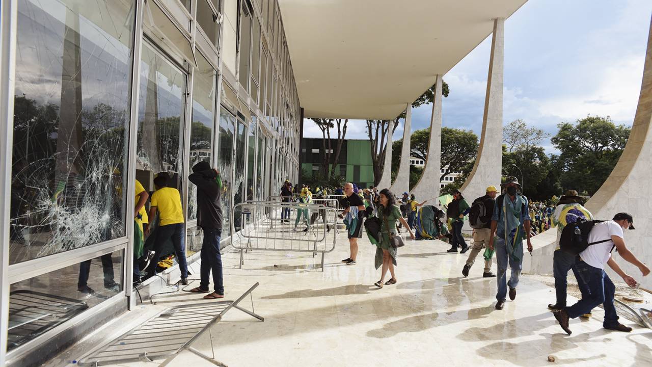 CONVIVÊNCIA - 8 de janeiro de 2023: militares do GSI minimizaram o protesto e cruzaram os braços -