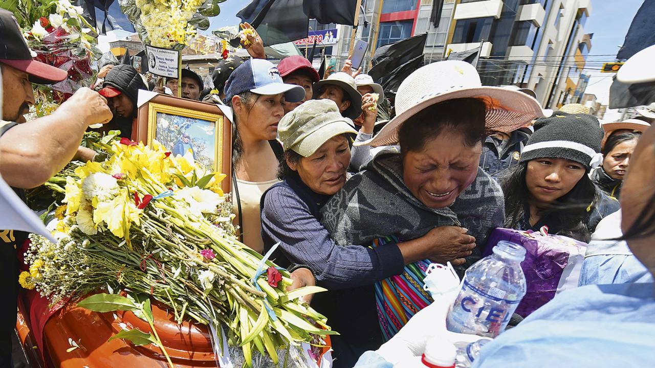 VIOLÊNCIA - Missa em Juliaca, no Sul: em um dia, dezessete mortos em manifestações contra o governo na cidade -