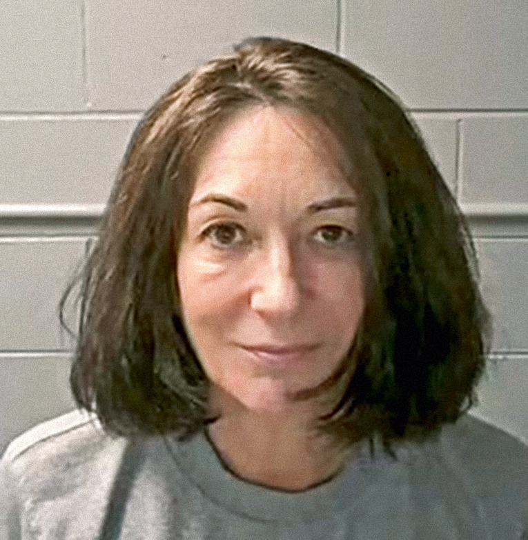 -66271889-11606861-Maxwell_52_is_serving_a_20_year_sentence_for_procuring_girls_for-a-20_1673025348815-2.jpg https://www.dailymail.co.uk/news/article-11606861/Ghislaine-Maxwell-hosting-etiquette-classes-inmates.html