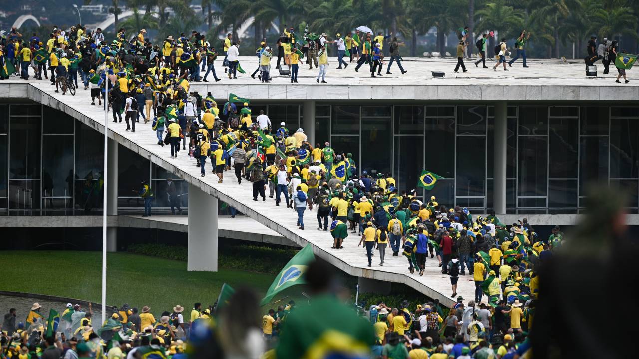 AME4954. BRASILIA (BRASIL), 08/01/2023.- Manifestantes contra los resultados electorales y el gobierno del recién posesionado presidente Lula da Silva invaden el Congreso Nacional, el Supremo Tribunal Federal y el Palacio del Planalto, sede de la Presidencia de la República, hoy, en Brasilia (Brasil). Centenas de seguidores del expresidente brasileño Jair Bolsonaro invadieron este domingo la sede del Congreso Nacional en una manifestación que pide una intervención militar para derrocar al presidente Luiz Inácio Lula da Silva. El grupo, que defiende tesis golpistas, superó una barrera policial y subió la rampa que da acceso al techo de los edificios de la Cámara de los Diputados y del Senado, y algunos entraron dentro de la sede legislativa.EFE/ Andre Borges