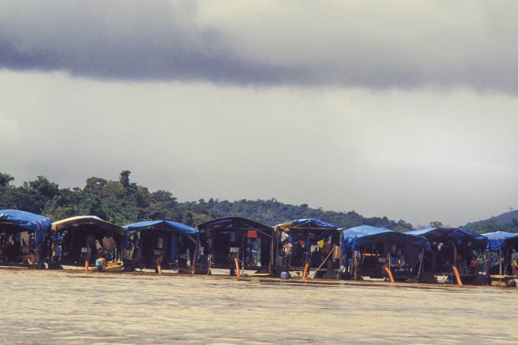 AAKJTE_fotoarena.jpg AMEAÇA - Garimpeiros na Terra Indígena Yanomami: poluição de rios por mercúrio e desequilíbrio na vida local -