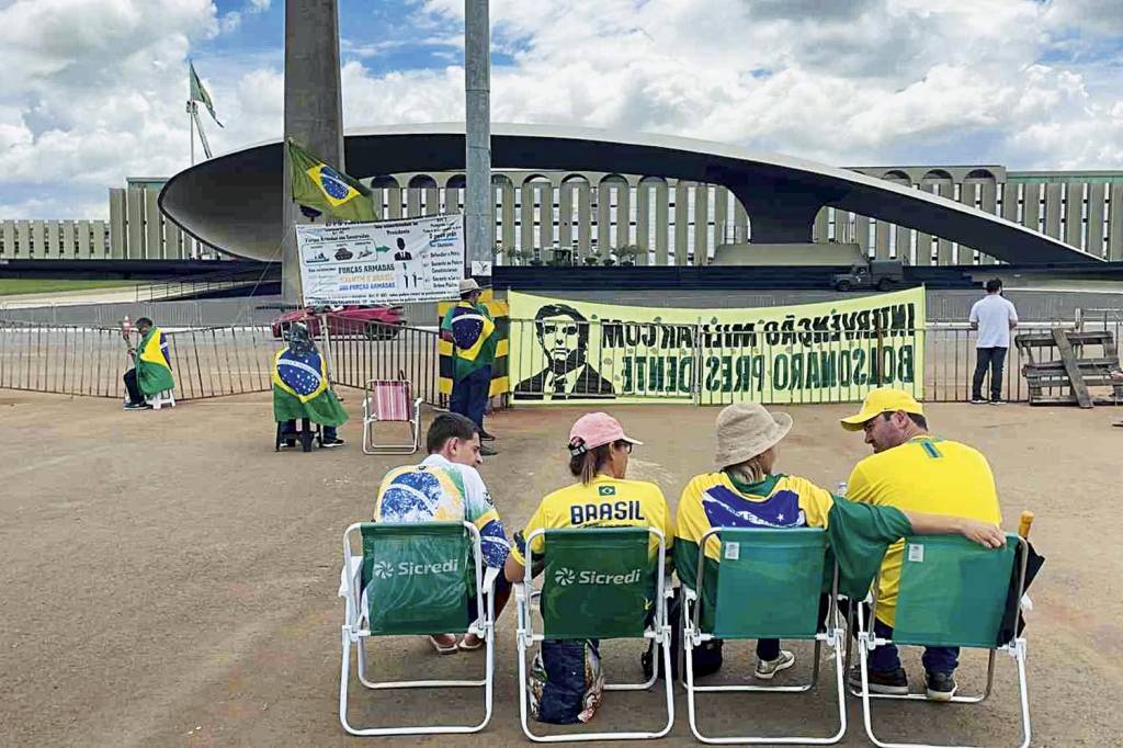 ACAMPAMENTO.jpg ALERTA IGNORADO - Acampamento no QG: ameaça de “derramamento de sangue” -