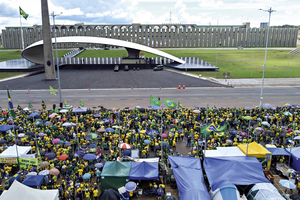 AP22319581170097.jpg CONFRONTO - Acampamento golpista em Brasília: por pouco, policiais federais em missão oficial não foram linchados -