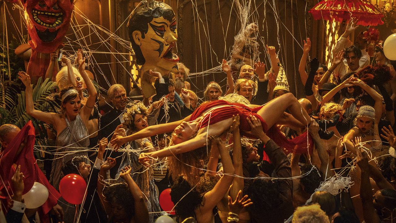 LIBERTINAGEM - Margot Robbie na festa que abre o filme: os loucos anos 1920 retratados sem pudores -