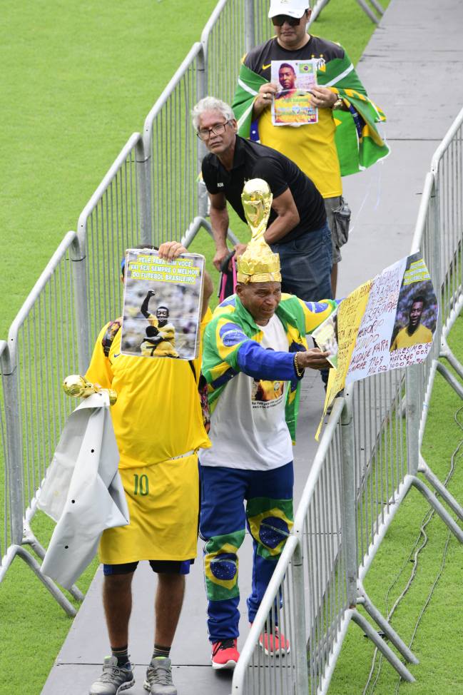 Primeiros torcedores a chegar à Vila passaram a madrugada no estádio Primeiros torcedores a chegar à Vila passaram a madrugada no estádio