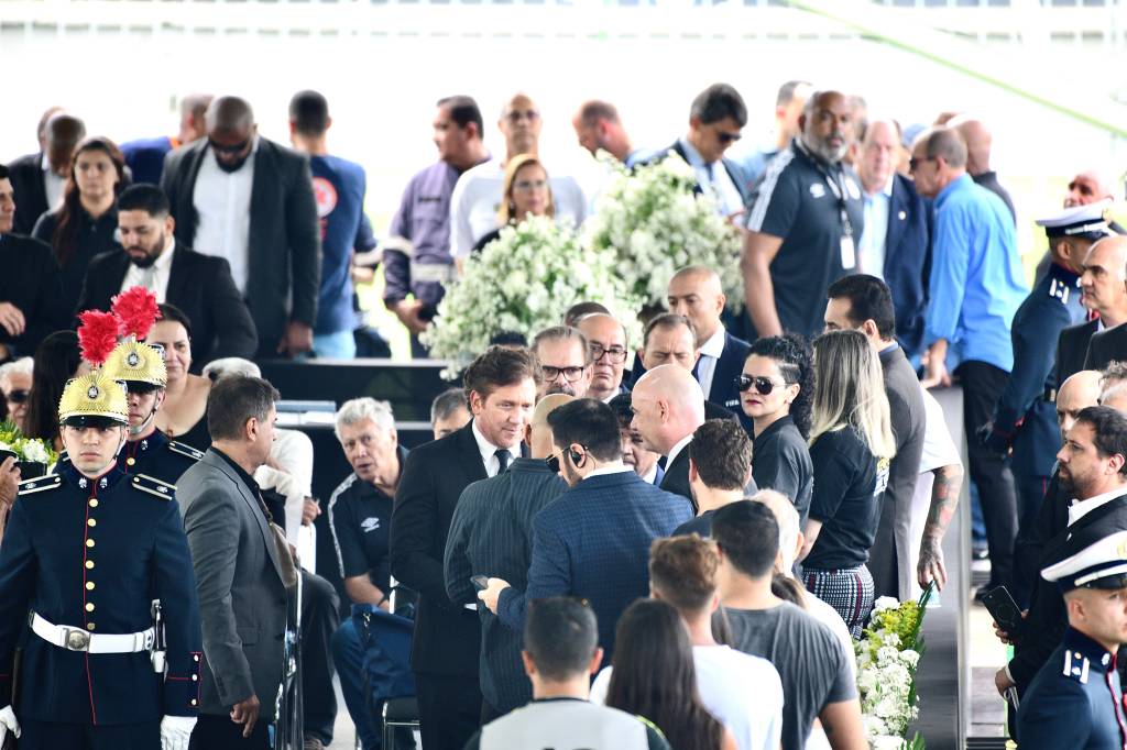 Belo e silencioso: velório de Pelé é aberto na Vila com longas filas