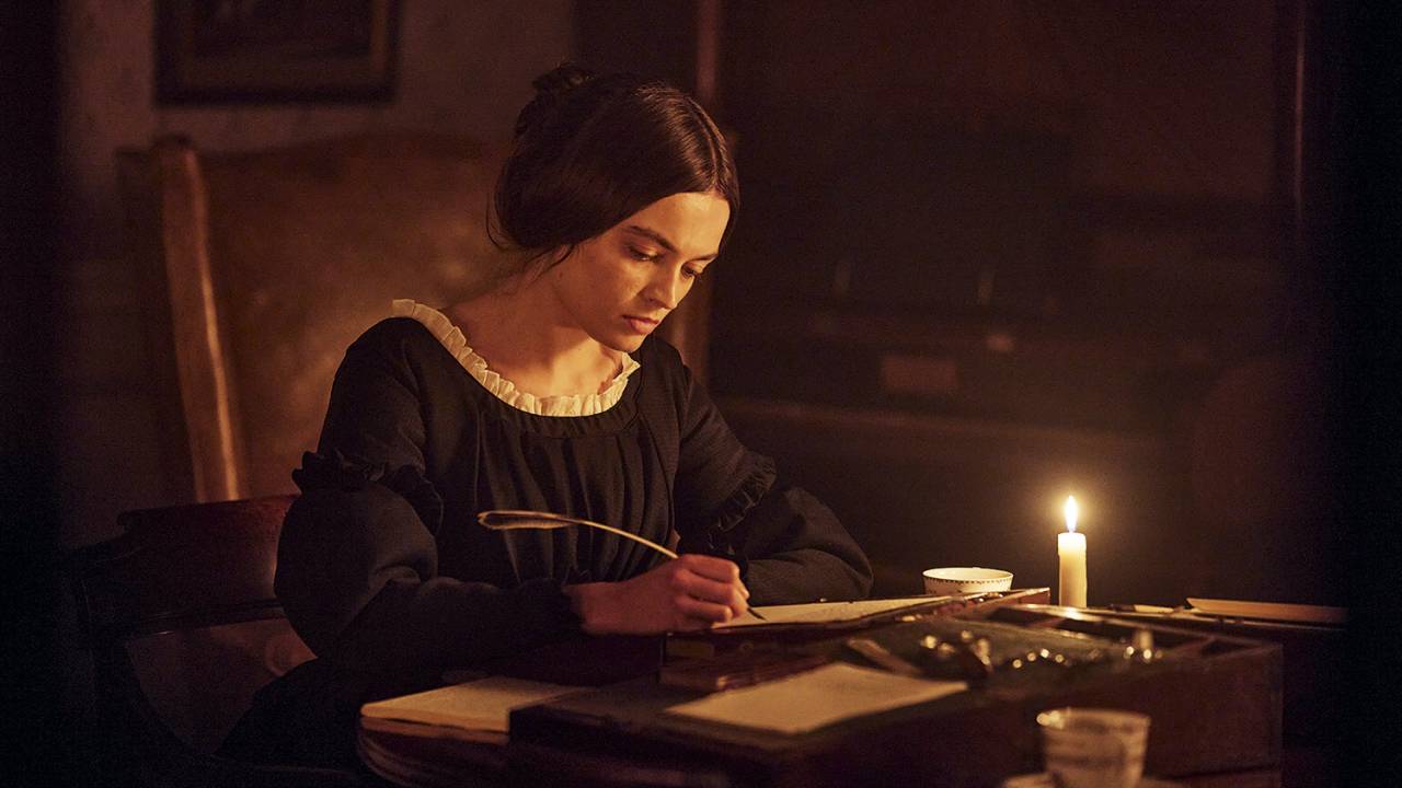 GÓTICA - Emma Mackey como Emily: longa expõe os supostos amores e os desafetos da “irmã estranha” do trio Brontë -