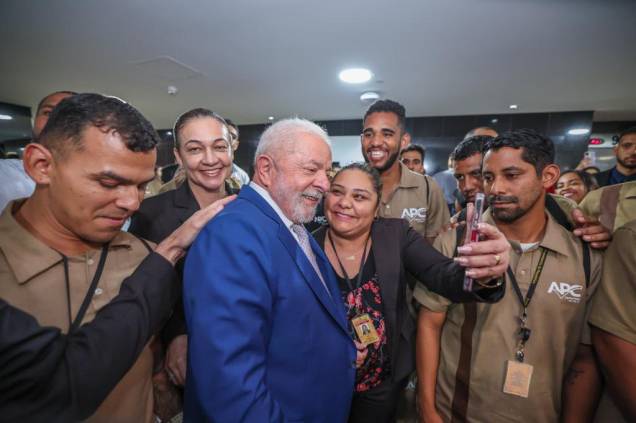 Lula em encontro com trabalhadores da limpeza do Palácio do Planalto que participaram da força-tarefa após destruição promovida por bolsonaristas terroristas - Lula em encontro com trabalhadores da limpeza do Palácio do Planalto que participaram da força-tarefa após destruição promovida por bolsonaristas terroristas -