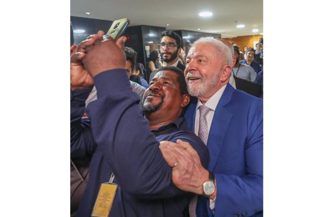 Lula em encontro com trabalhadores da limpeza do Palácio do Planalto que participaram da força-tarefa após destruição promovida por bolsonaristas terroristas - Lula em encontro com trabalhadores da limpeza do Palácio do Planalto que participaram da força-tarefa após destruição promovida por bolsonaristas terroristas -