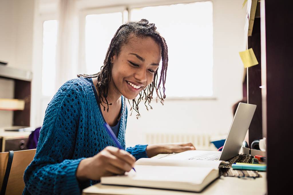 Female student preparing exam AJUDA EXTRA - Força nos estudos: ingredientes melhoram o desempenho do raciocínio e da memória -