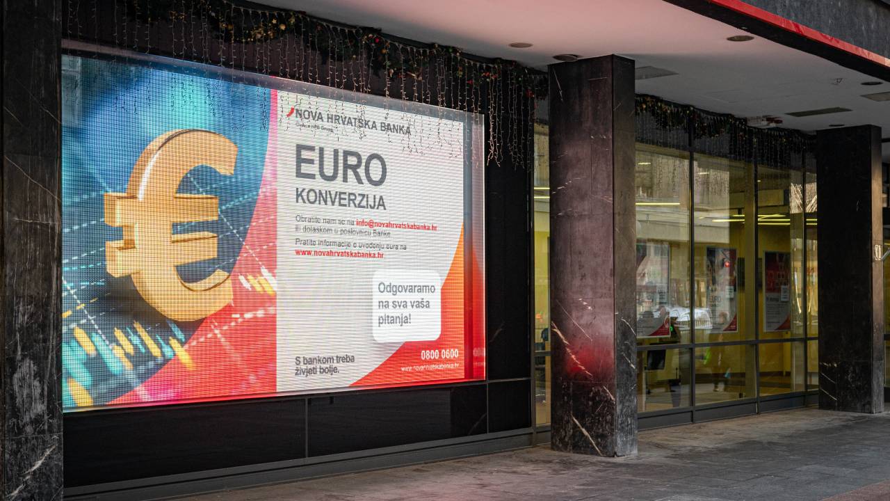 Um sinal de conversão do euro em uma agência do Nova Hrvatska Banka, uma unidade do Hrvatska Postanska Banka d.d. (HPB), em Zagreb, Croácia, na segunda-feira, 2 de janeiro de 2023. A Croácia se juntou à zona do euro e à área de isenção de visto da União Europeia em 1º de janeiro, completando sua jornada dos Bálcãs devastados pela guerra para o mainstream europeu